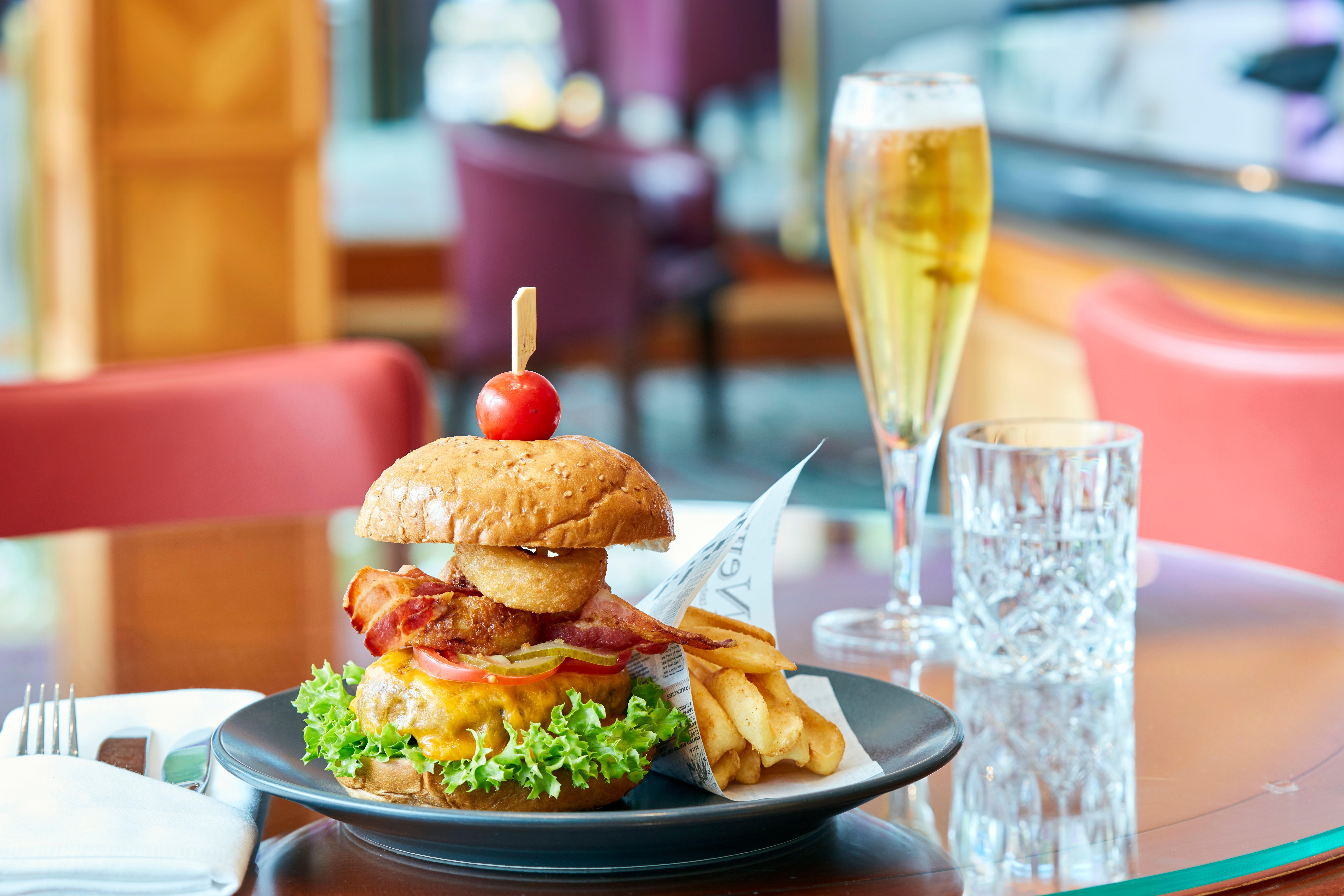 Intercontinental Berlin By Ihg Hotel Екстериор снимка A hamburger with chips and a glass of champagne