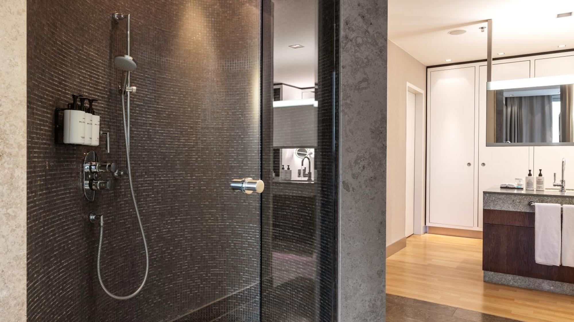 Intercontinental Berlin By Ihg Hotel Екстериор снимка Shower door